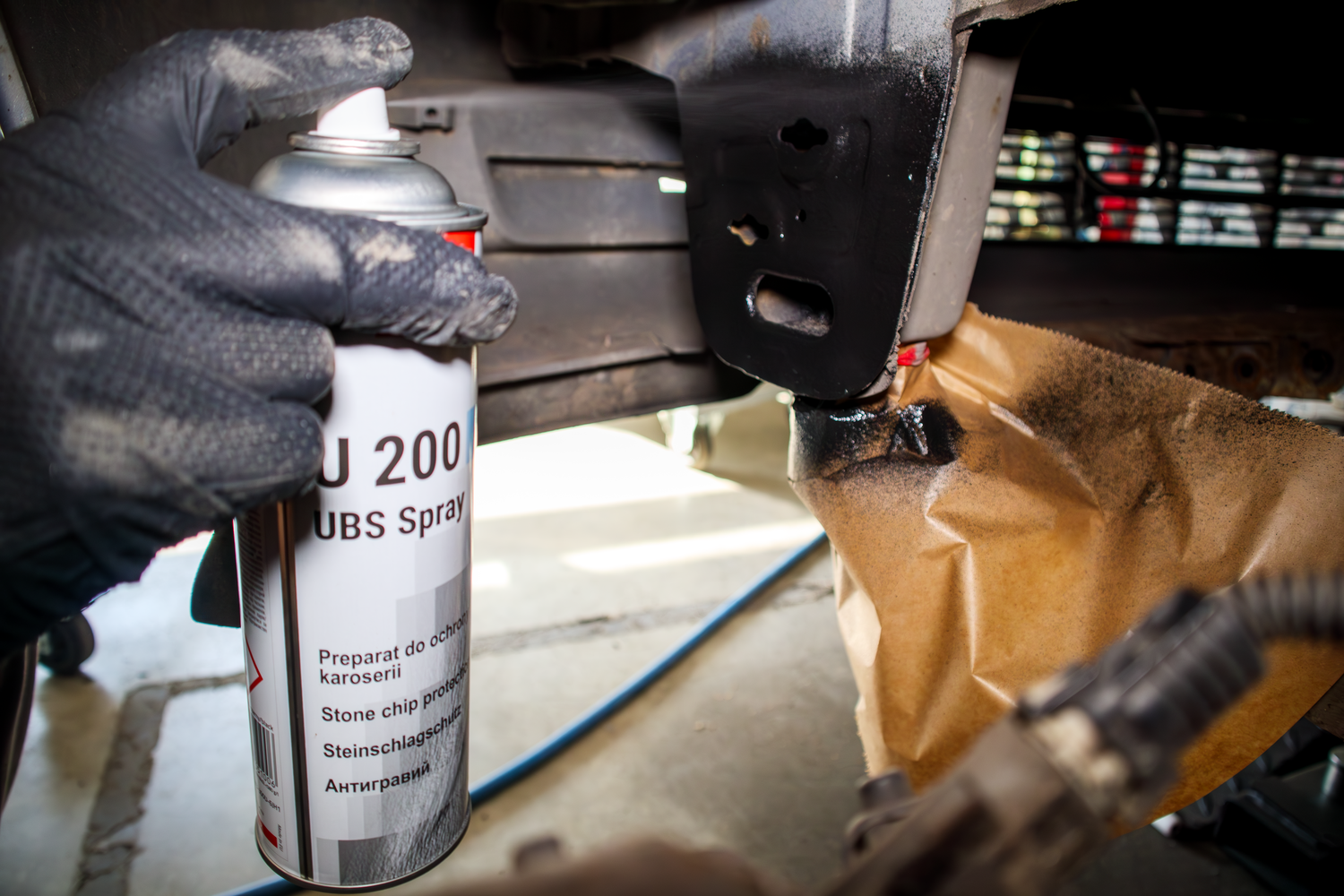 Preparat w sprayu do ochrony karoserii przed uderzeniami kamieni APP U200 UBS | 500 ml | czarny