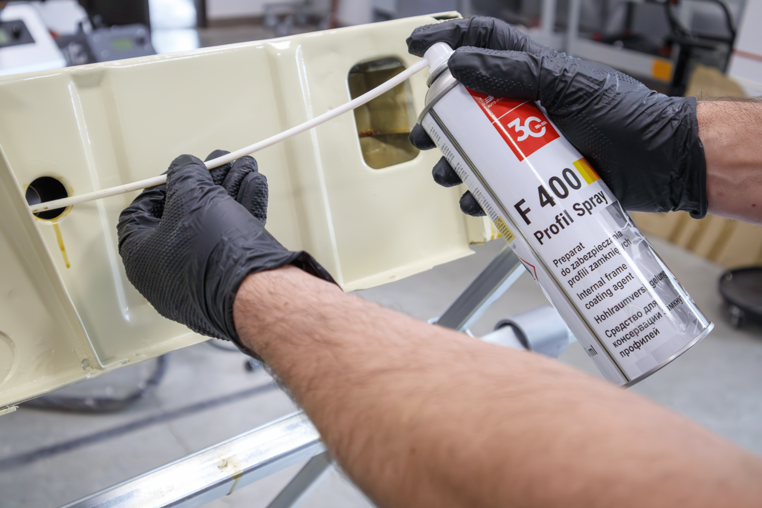 Preparat woskowy w sprayu do profili zamkniętych APP F400 | 500 ml | bursztynowy 