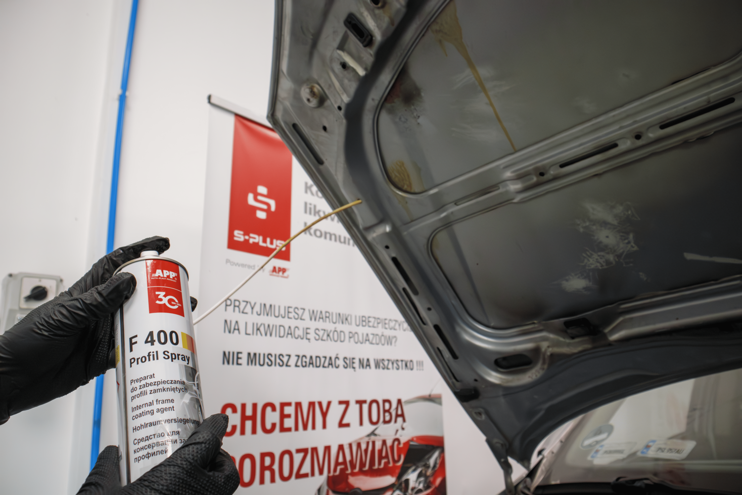 Preparat woskowy w sprayu do profili zamkniętych APP F400 | 500 ml | bursztynowy 