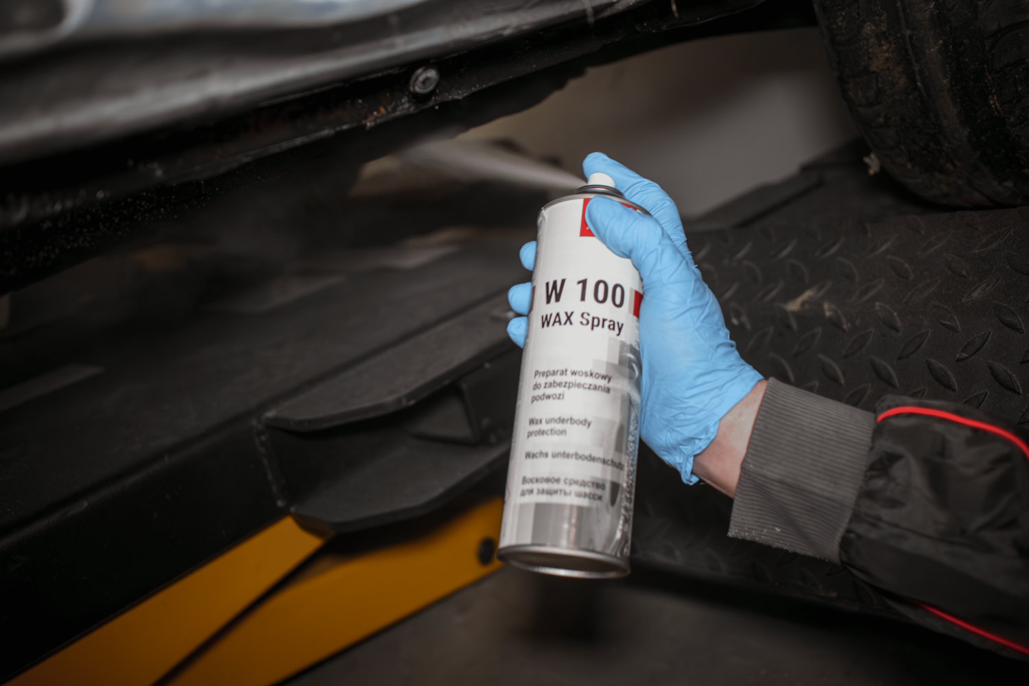 Preparat woskowy w sprayu do zabezpieczania podwozia APP W100 WAX | 500 ml | antracyt