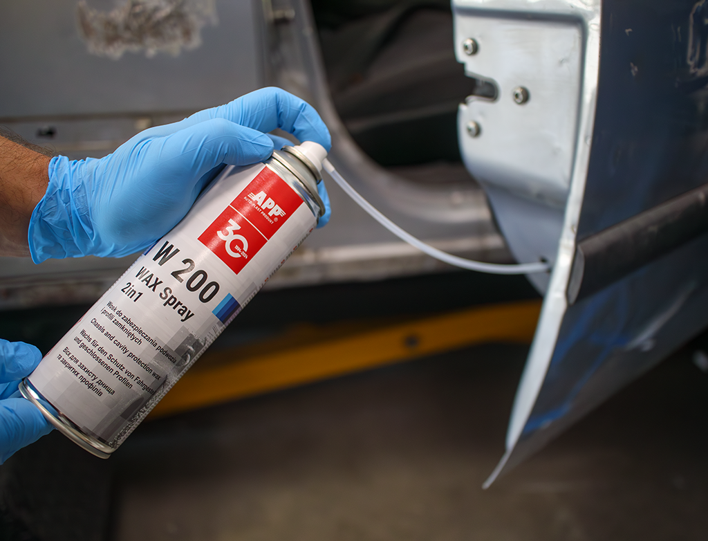 Wosk w sprayu do zabezpieczania podwozi i profili zamkniętych APP W200 WAX | bezbarwny | 0,5 L | 2w1