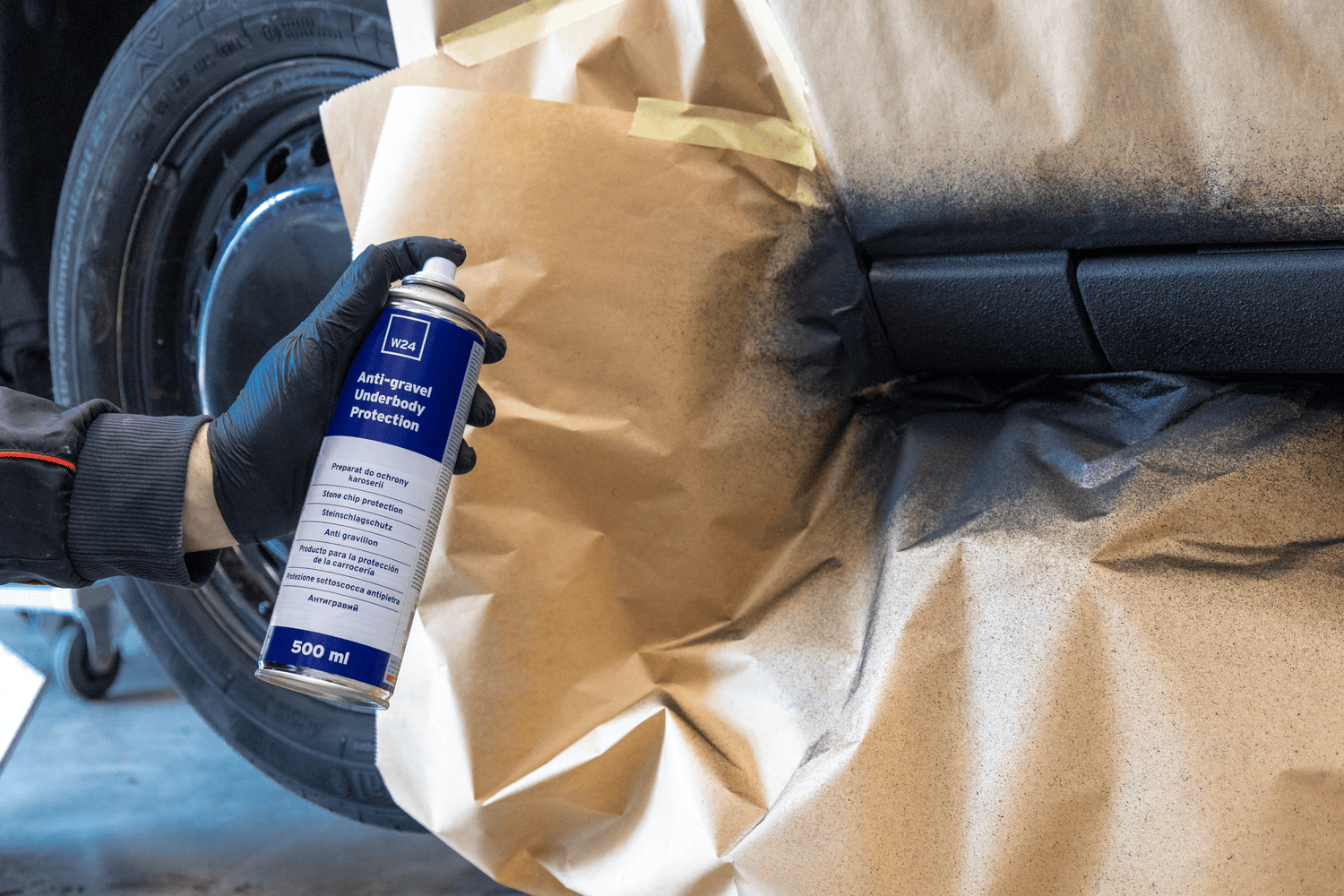 Masa natryskowa w sprayu do ochrony karoserii W24 | czarny | 500ml