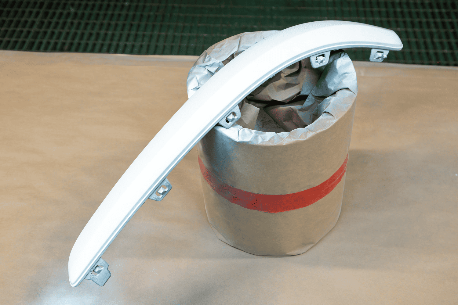 Lakier akrylowy w sprayu APP Rally 400 | biały połysk | 400ml